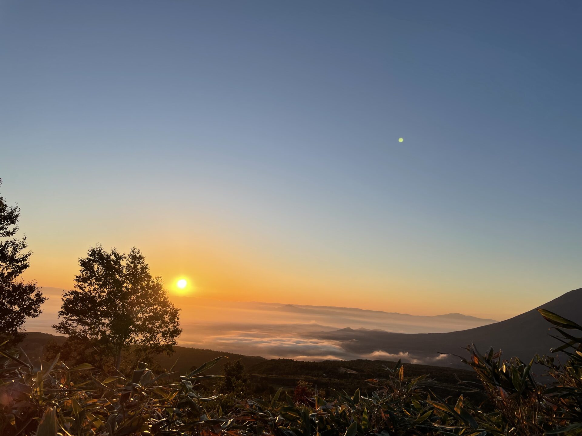 10月に入り、八幡平は秋到来です。朝日が昇る瞬間はあっという間。神秘的ですね☀